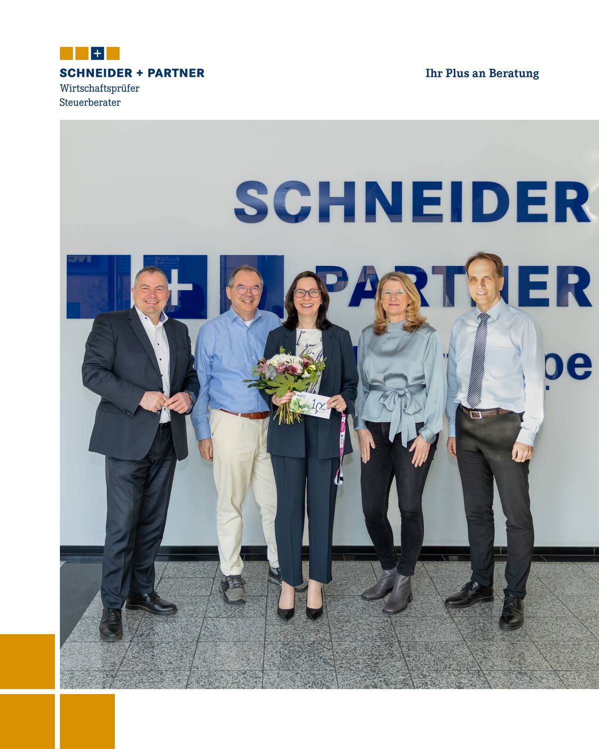 Drei Männer und zwei Frauen stehen nebeneinander.