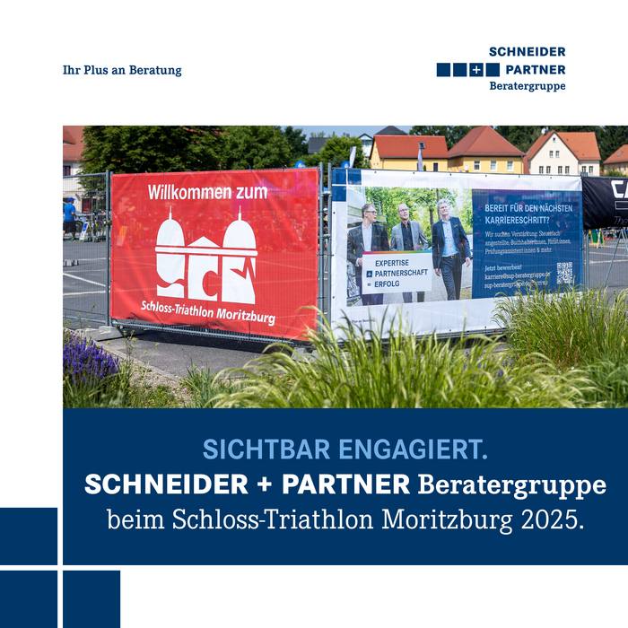 Zwei Zaunbanner mit Werbung für den Schlosstriathlon und die Beratergruppe