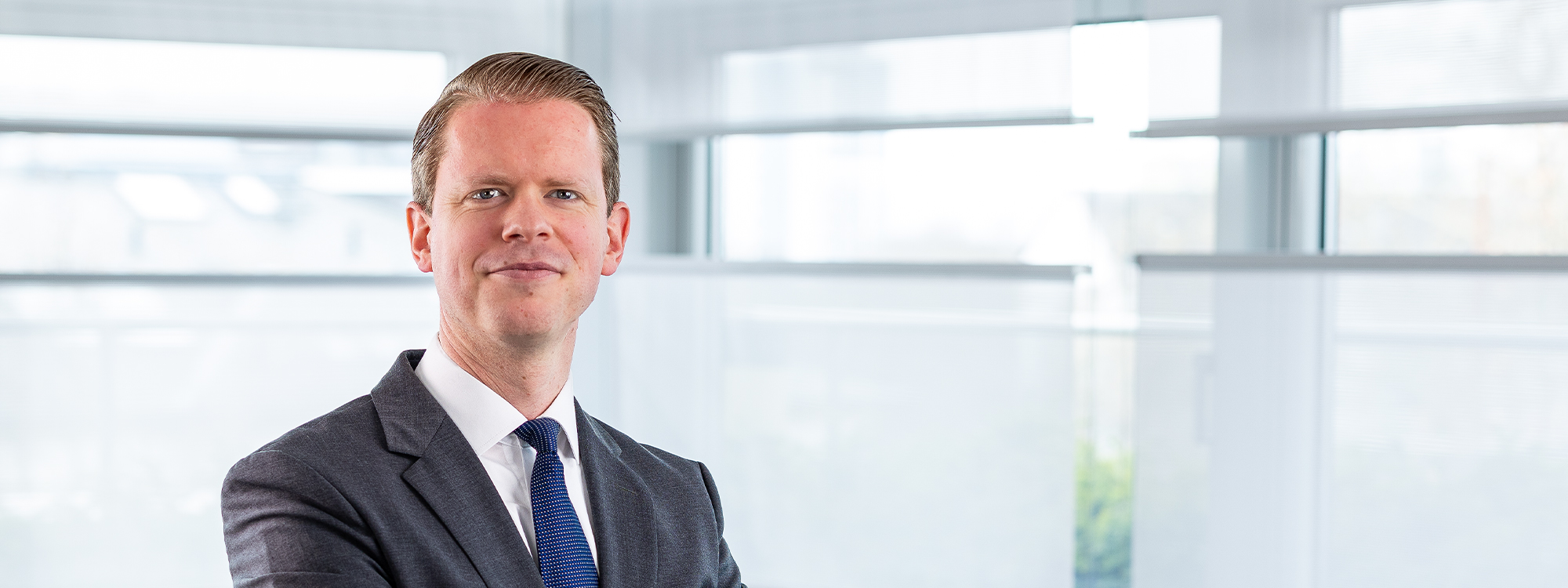 Halbportrait eines jungen Mannes im Anzug